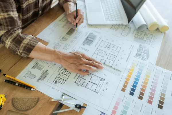 Obrazy Architekt przy projekcie – plany budowlane i projektowanie na wymiar
