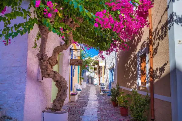 Obrazy Betonowa wąska aleja Ano Syros na wyspie Syros, Cyklady, Grecja. Widok ulicy na wymiar