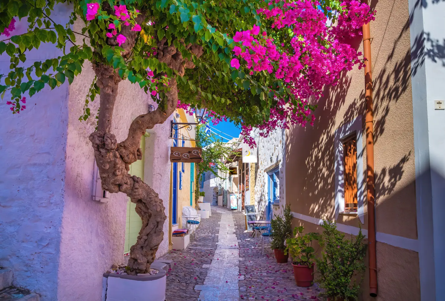 Fototapeta Betonowa wąska aleja Ano Syros na wyspie Syros, Cyklady, Grecja. Widok ulicy