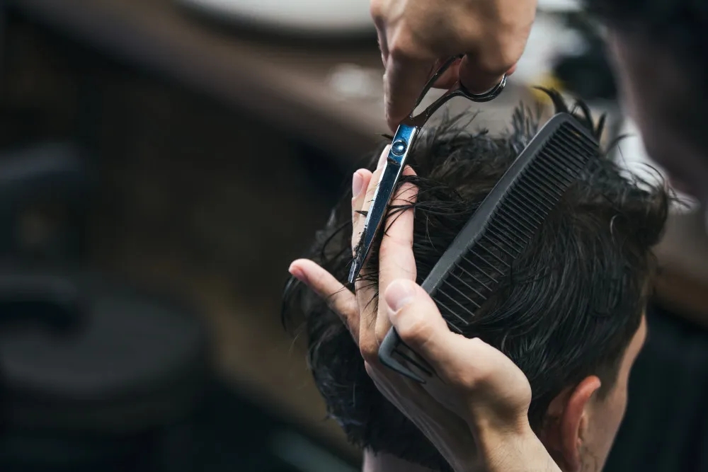 Fototapeta Fryzjer podczas męskiego strzyżenia w barbershopie #wf953