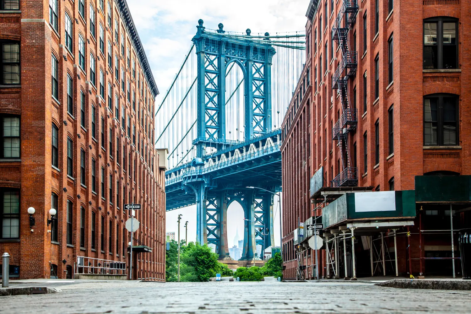Fototapeta Most Manhattan – ikona Nowego Jorku w perspektywie uliczki