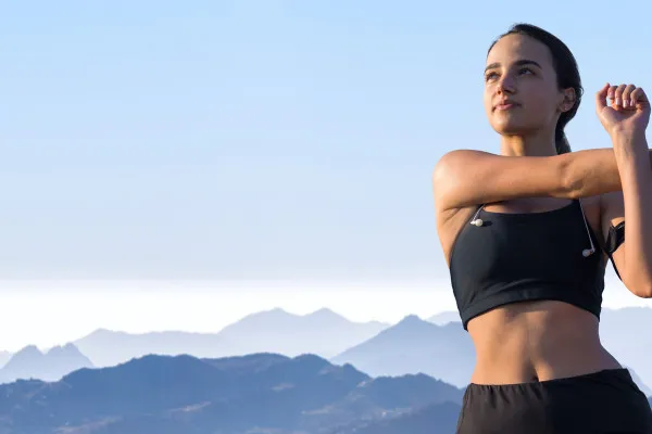 Obrazy Wysportowana kobieta podczas treningu fitness na wymiar