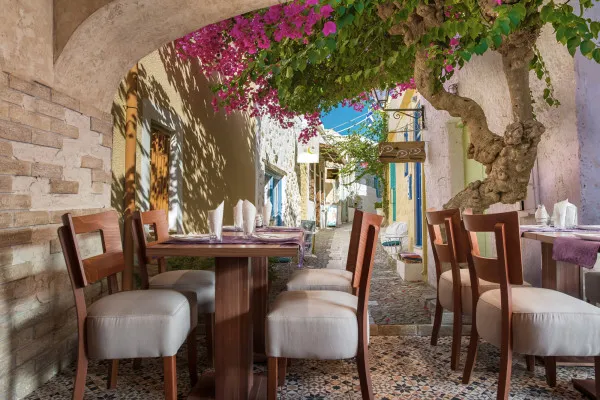 Fototapety Betonowa wąska aleja Ano Syros na wyspie Syros, Cyklady, Grecja. Widok ulicy na wymiar