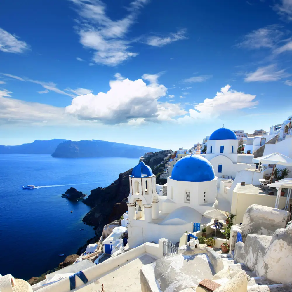 Fototapeta Santorini – Białe Domy i Niebieskie Kopuły