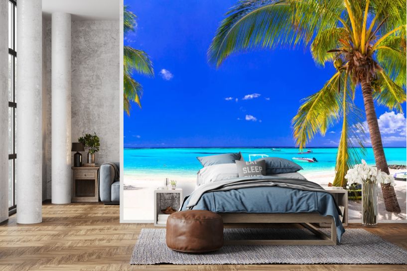 Mauritius – tropikalna plaża widziana przez palmy