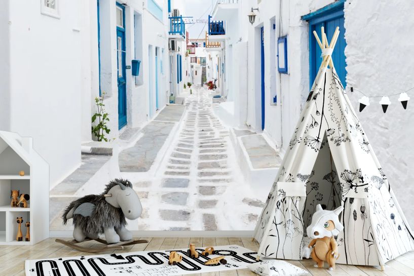 Mykonos – biała uliczka z niebieskimi okiennicami