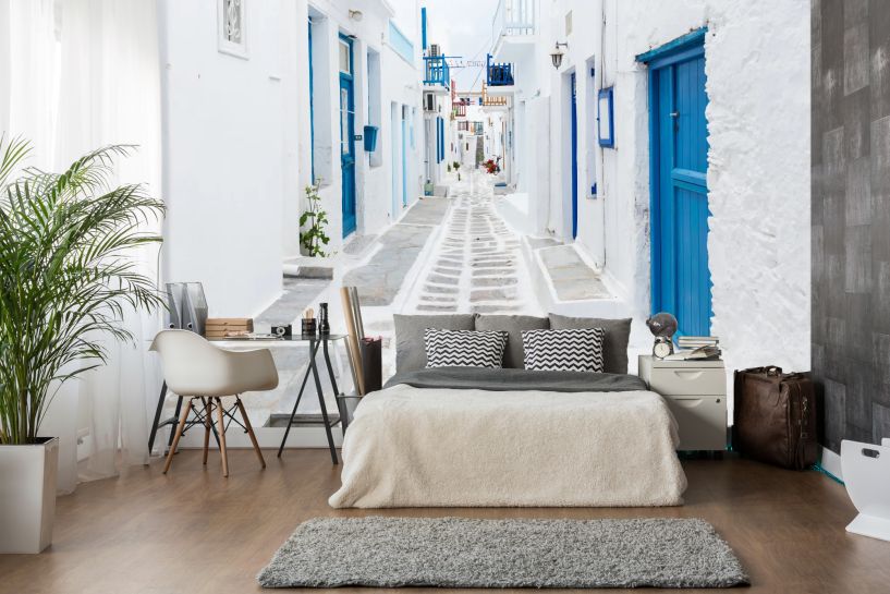 Mykonos – biała uliczka z niebieskimi okiennicami