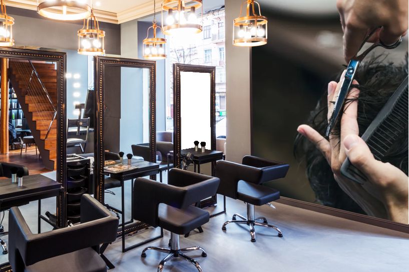 Fryzjer podczas męskiego strzyżenia w barbershopie