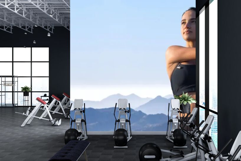 Wysportowana kobieta podczas treningu fitness