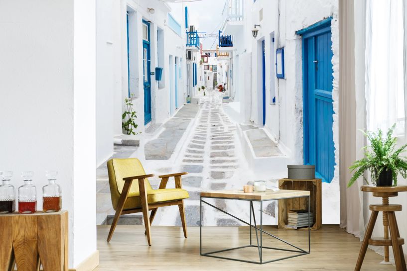 Mykonos – biała uliczka z niebieskimi okiennicami