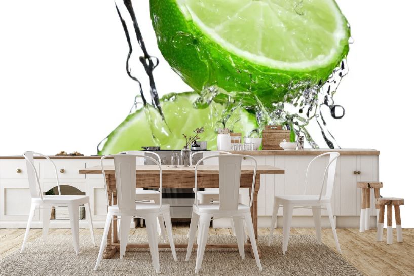 Przecięta limonka oblana wodą